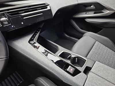Peugeot 3008 1.2 Hybrid 145 E-DSC6 Allure (2025) - Photo 13