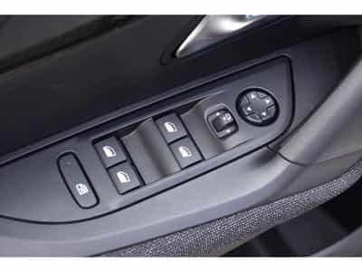 Peugeot 2008 1.2 Hybrid 145 e-DCS6 Style REGUL LANE PDC 1° MAIN (2025) - Foto 15