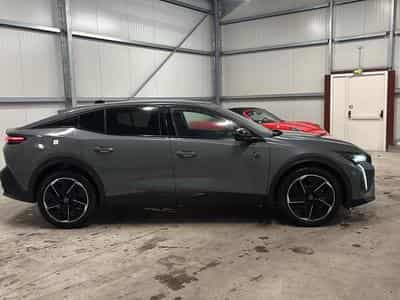 Peugeot 408 HYBRID 145 GT E-DCS6 (2025) - Photo 4
