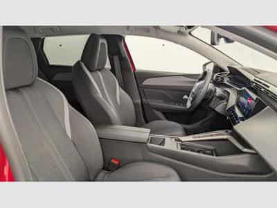 Peugeot 308 Hybrid 145 e-DCS6 Allure (2025) - Photo 9