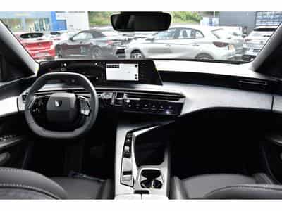 Peugeot 5008 Hybrid 145 Allure e-DCS6 ACC CAM360 JA19 NEUF (2026) - Foto 10