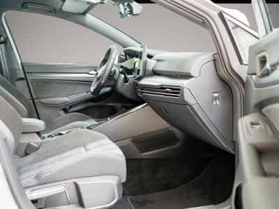 VW Golf (2025) - Photo 2