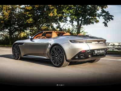 Aston-Martin DB12 VOLANTE 4.0 V8 680 CH - SPIRIT SILVER METALLIC - FULL PPF (2024) - Foto 3