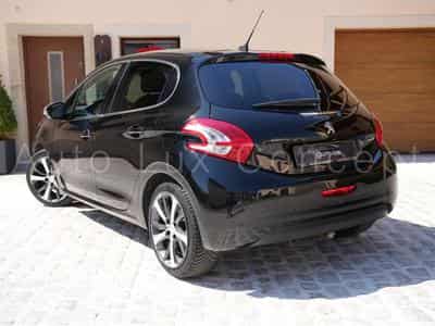 Peugeot 208 1.6 VTI 120 Féline 5 portes (2014) - Photo 4