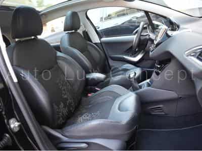 Peugeot 208 1.6 VTI 120 Féline 5 portes (2014) - Photo 9