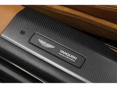 Aston-Martin Vanquish Volante V12 Twin Turbo - Minotaur Green (2026) - Photo 10