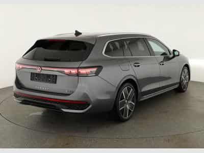 VW Passat Variant 2.0 TDI 142 kW 4Motion R-Line (2026) - Photo 2