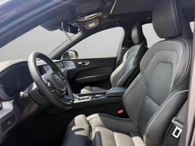 Volvo XC60 B5 AWD Ultra Dark / Essence (2025) - Photo 10