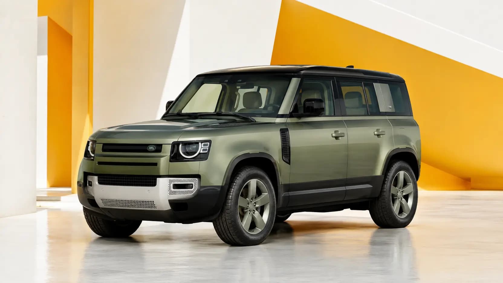 Land Rover Defender dans un cadre contemporain au Luxembourg