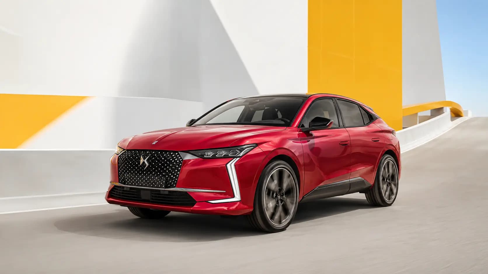 Véhicule DS Automobiles sur une route au Luxembourg