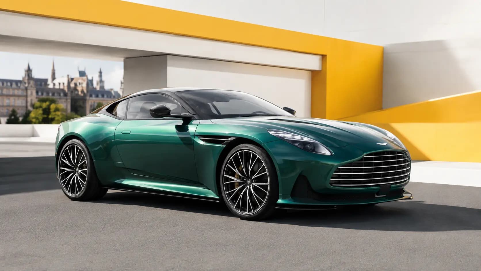 Aston Martin-Fahrzeug auf einer Straße in Luxemburg