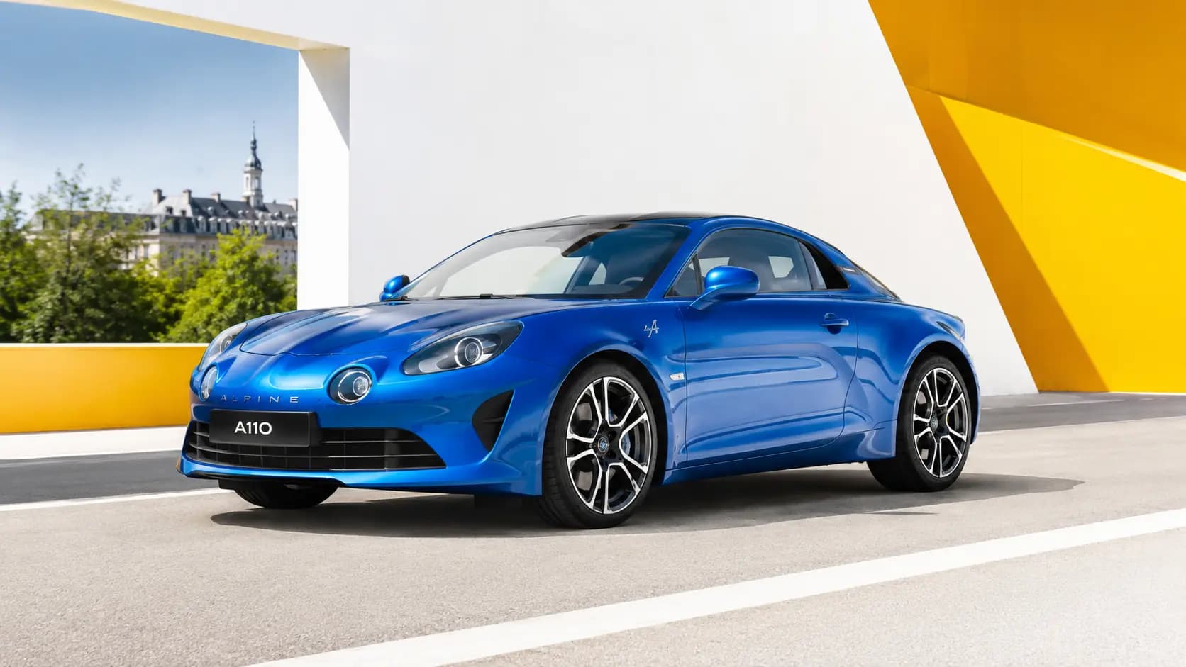 Alpine-Fahrzeug auf einer Straße in Luxemburg