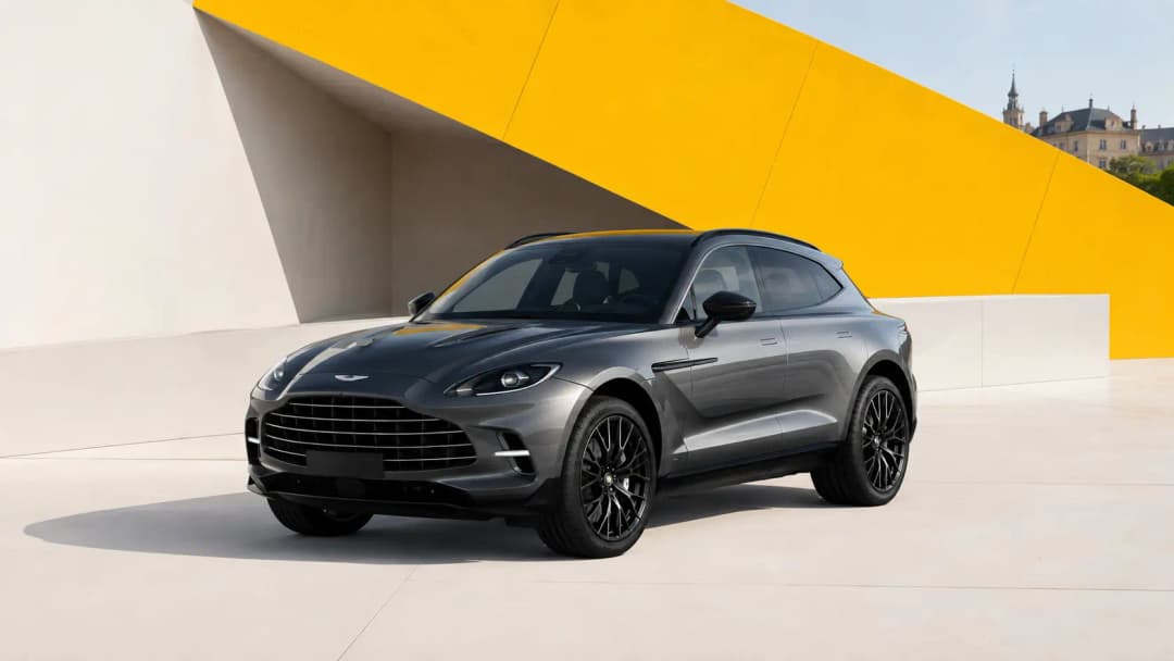Aston Martin DBX in städtischer Umgebung geparkt