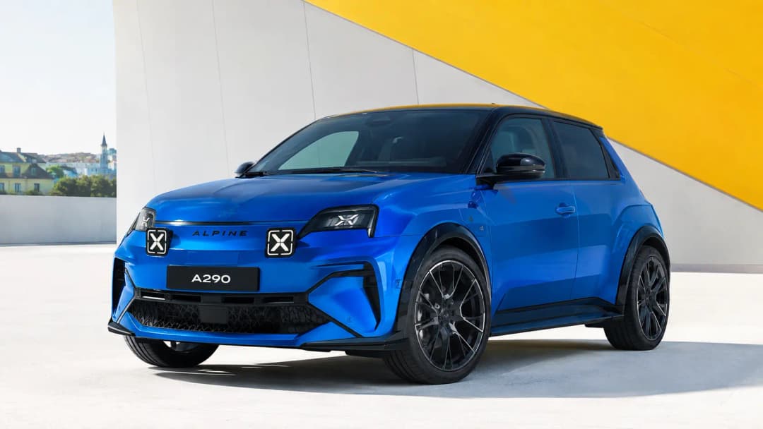 Alpine A290 in städtischer Umgebung geparkt