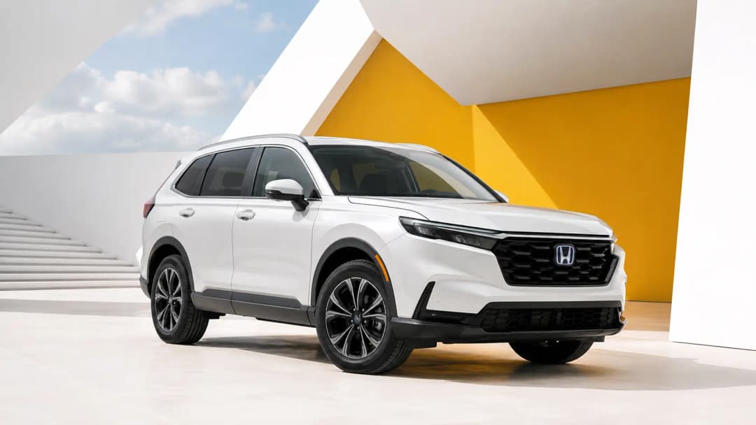 Honda CR-V vor zeitgenössischer Architektur in Luxemburg