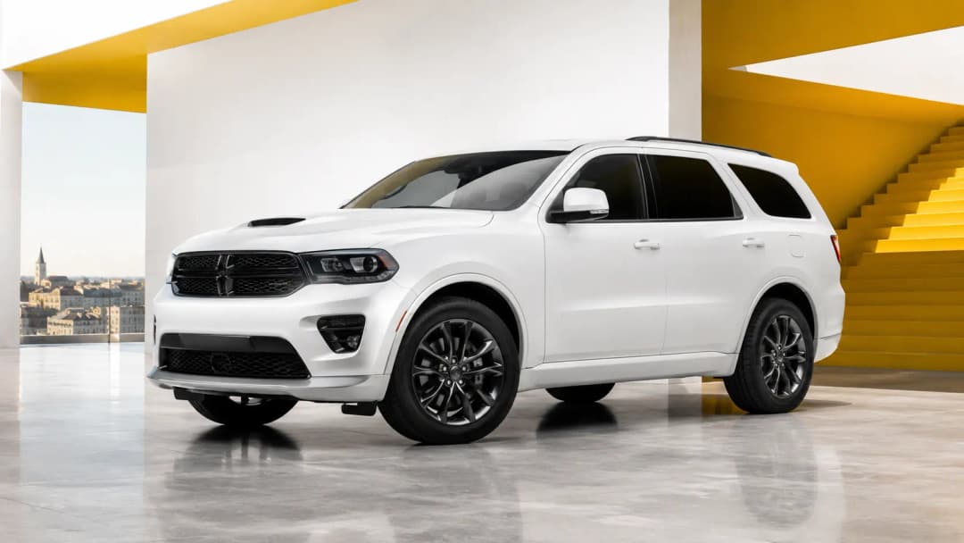 Dodge Durango in städtischer Umgebung geparkt