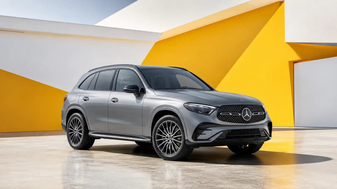 Mercedes GLC stationné devant une architecture contemporaine