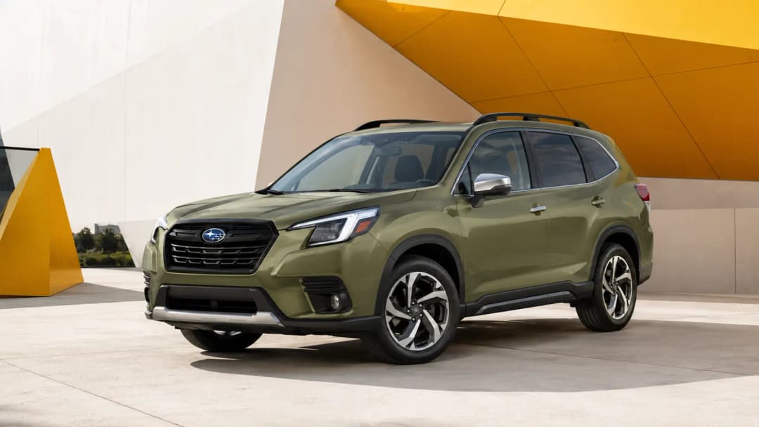 Subaru Forester stationnée dans un environnement urbain