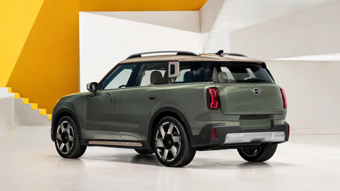MINI Countryman in moderner Umgebung in Luxemburg