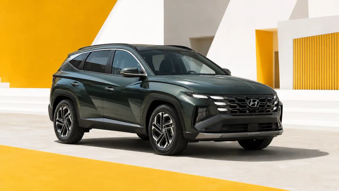 Hyundai TUCSON vor moderner Architektur
