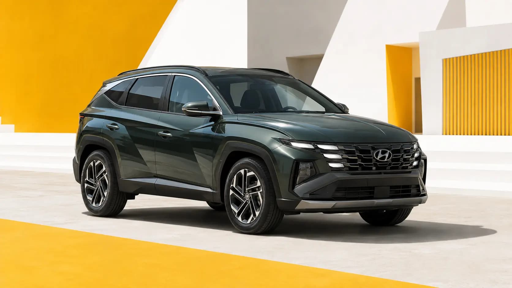 Hyundai TUCSON stationné près d’une architecture contemporaine
