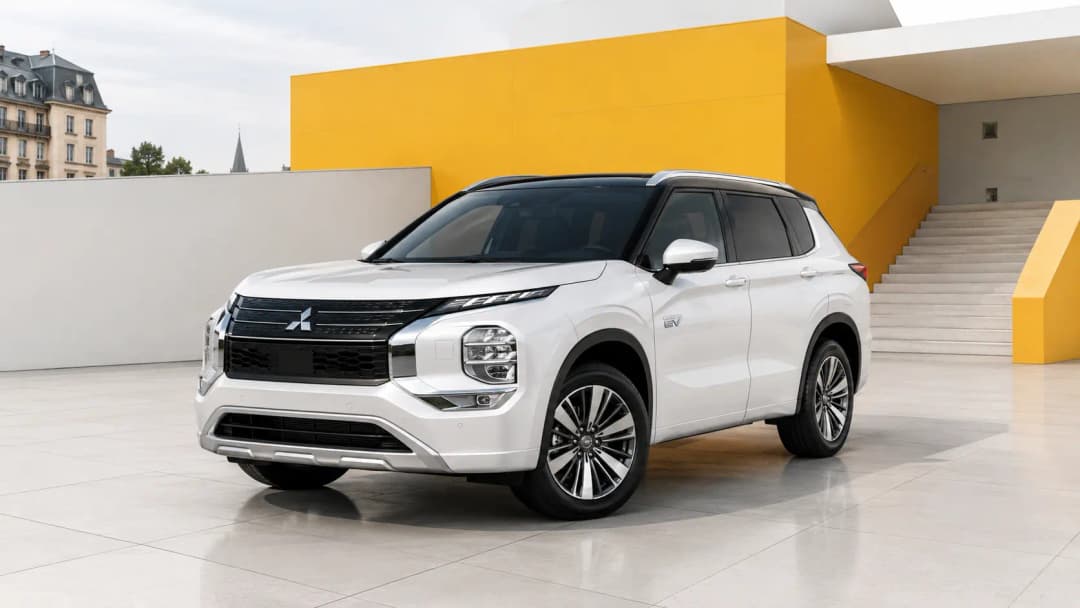 Mitsubishi Outlander stationnée dans un environnement urbain