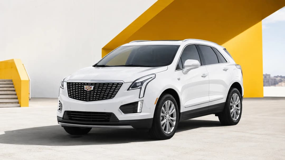 Cadillac XT5 in städtischer Umgebung geparkt