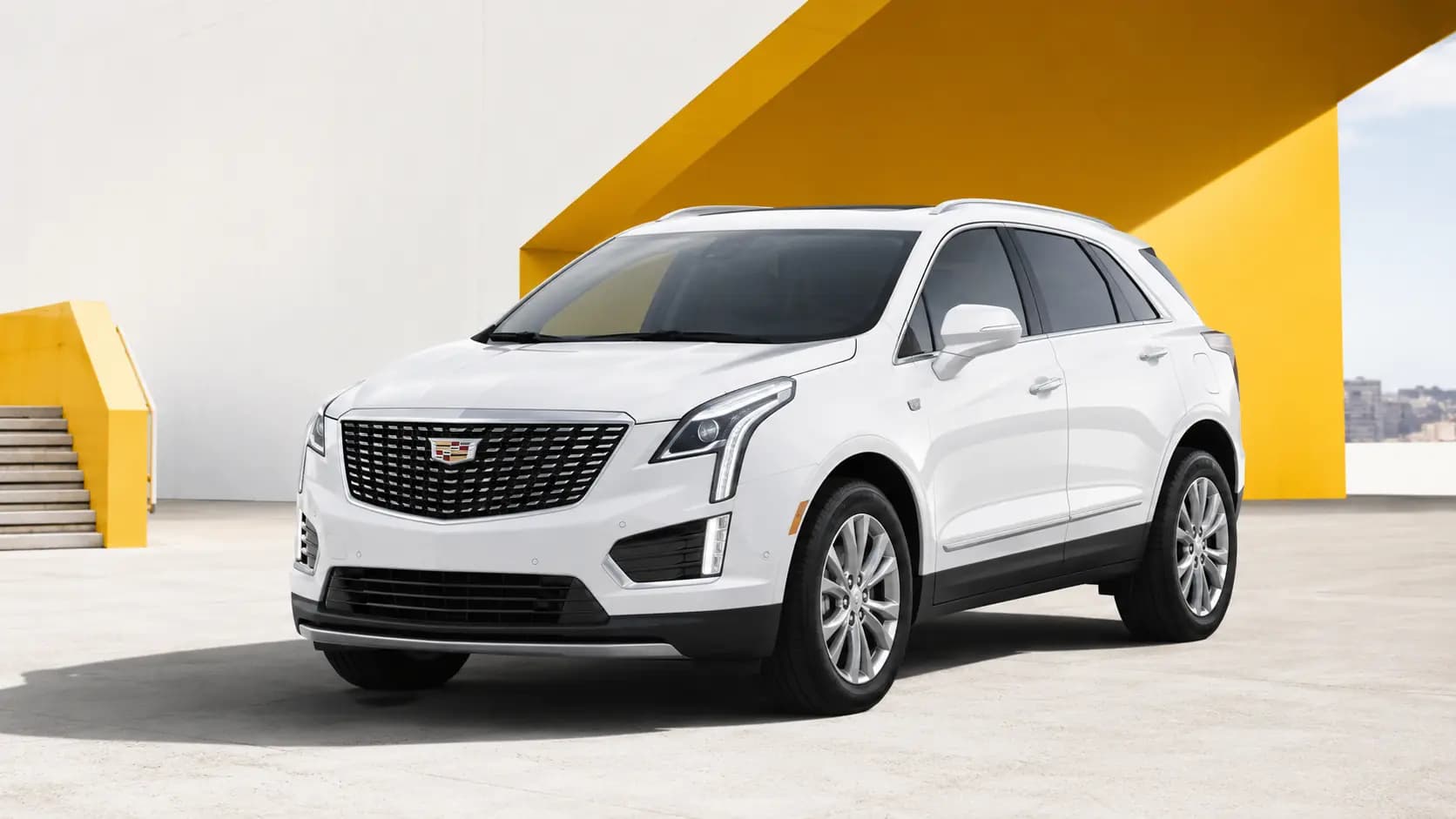 Cadillac XT5 in städtischer Umgebung geparkt