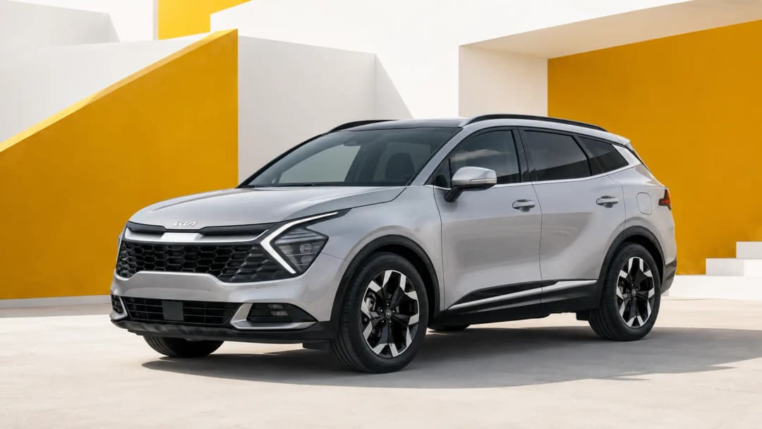 Kia Sportage estacionado junto a arquitetura contemporânea