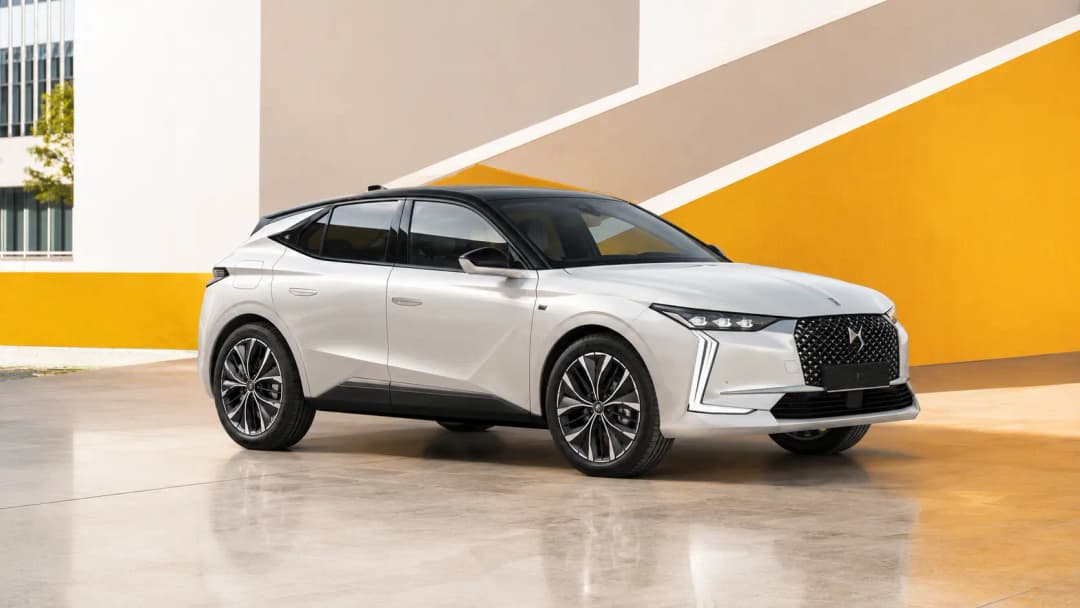 DS Automobiles DS4 stationnée dans un environnement urbain