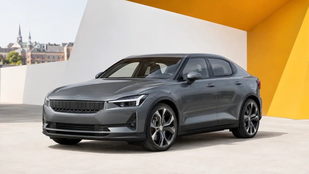 Fastback Polestar 2 num ambiente urbano luxemburguês