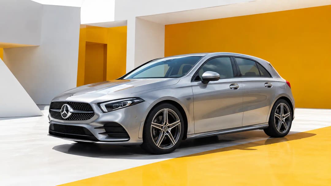 Mercedes Classe A dans un environnement urbain moderne