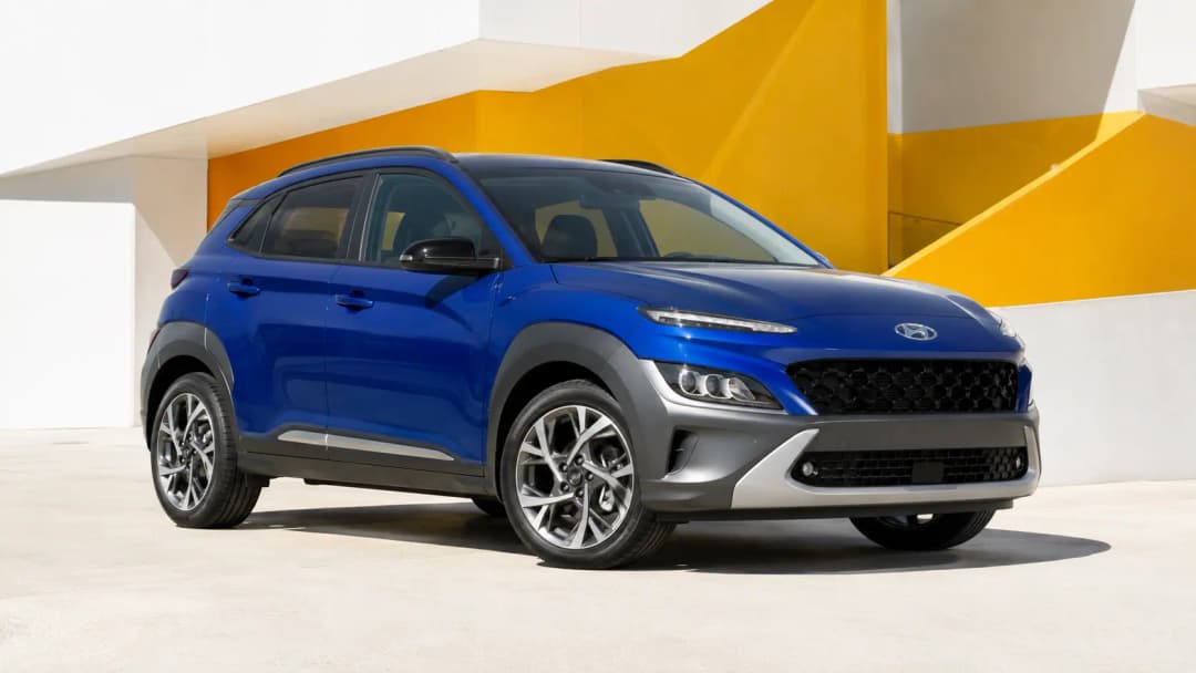 Hyundai KONA in einer städtischen Umgebung in Luxemburg