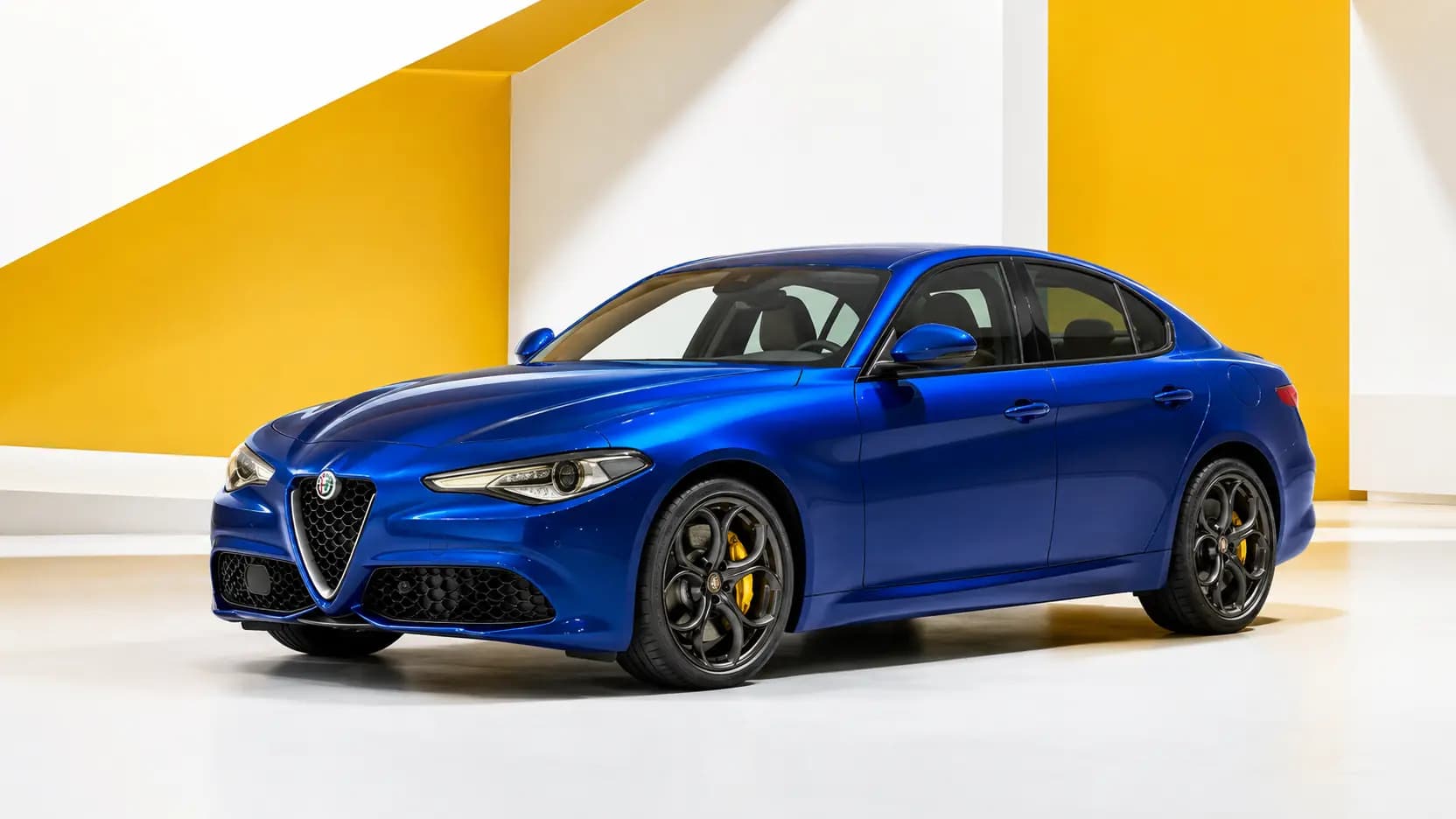 Alfa Romeo Giulia in moderner Umgebung in Luxemburg