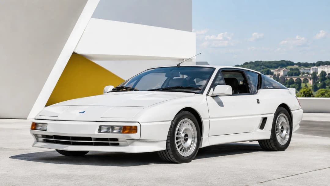 Alpine GTA in vorderer Dreiviertelansicht