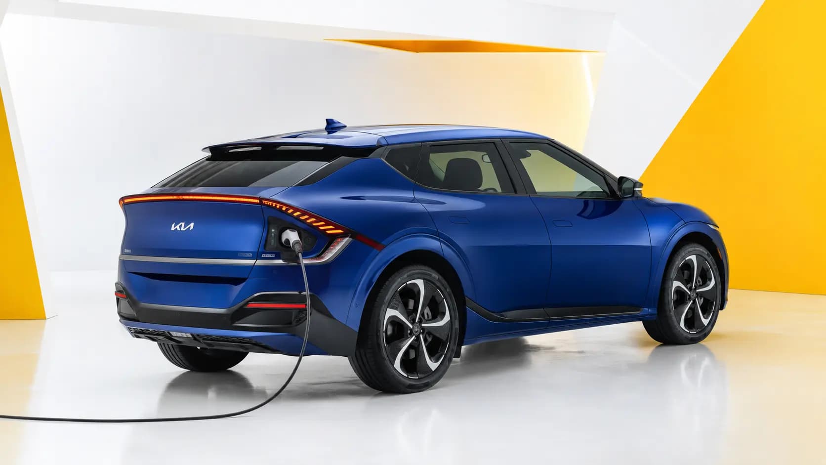 Kia EV6 a carregar numa estação moderna no Luxemburgo