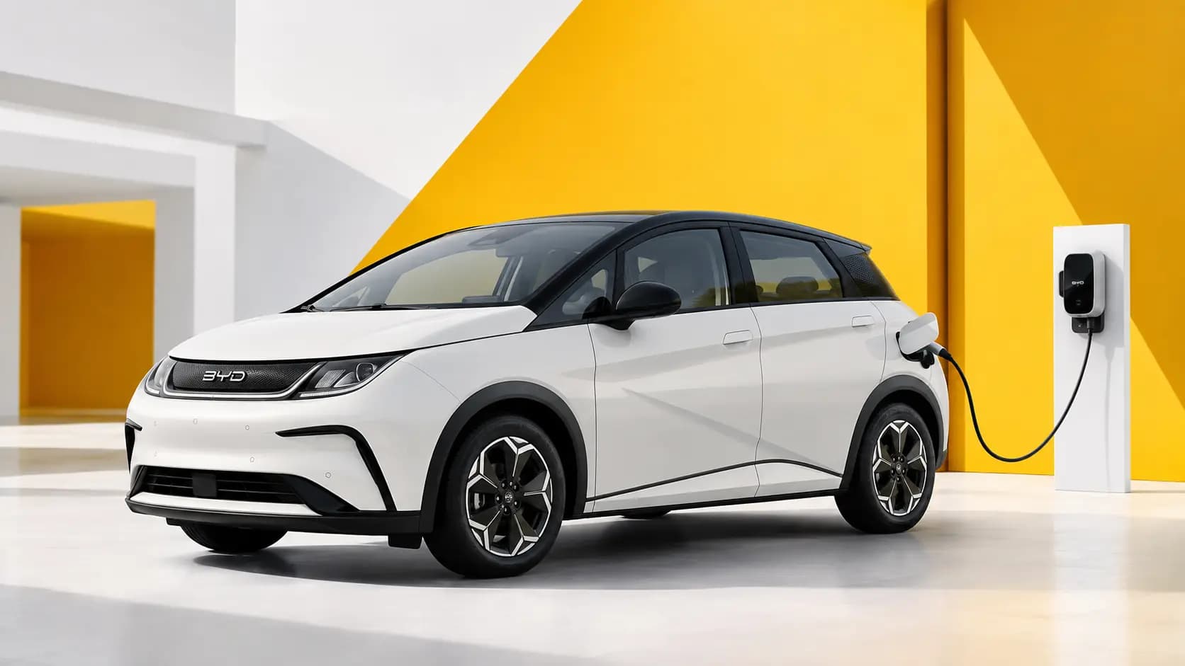 Modèle BYD électrifié près d’une borne de recharge