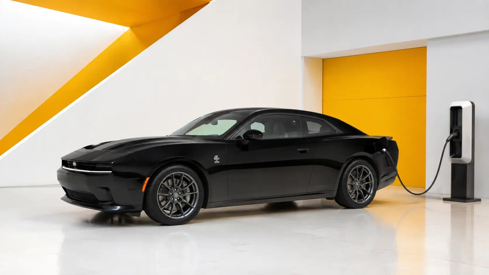 Elektrifiziertes Dodge-Modell an einer Ladesäule