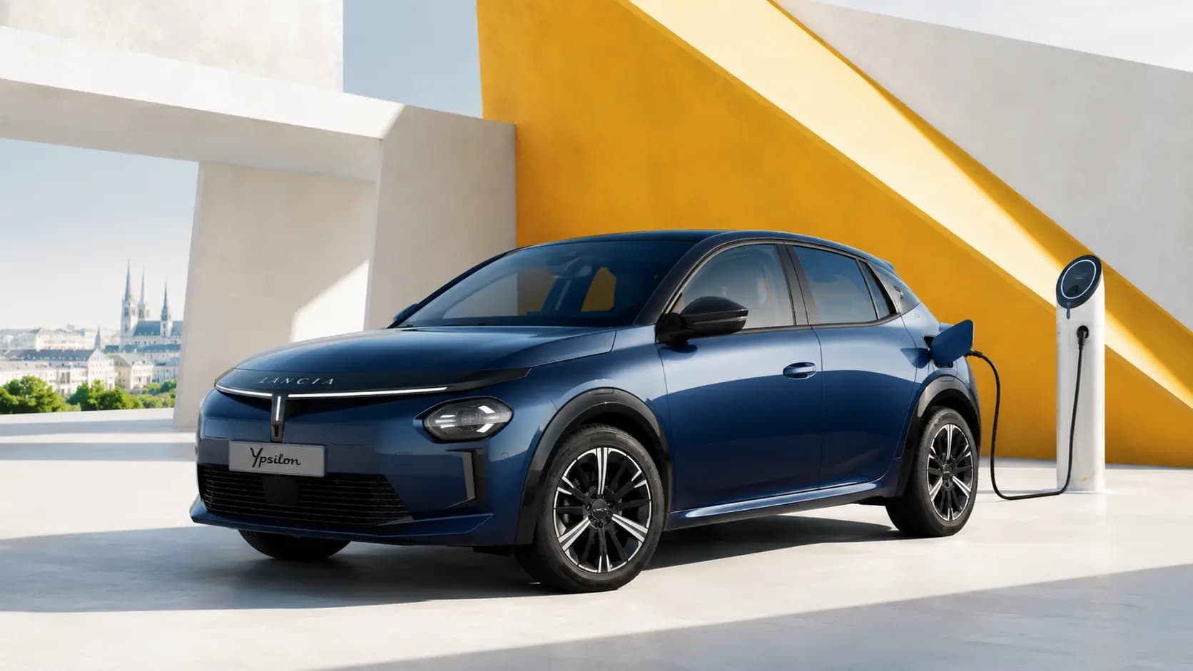Modèle Lancia électrifié près d’une borne de recharge
