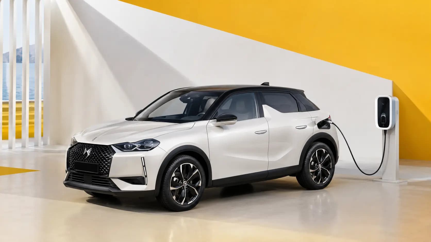 Modèle DS Automobiles électrifié près d’une borne de recharge