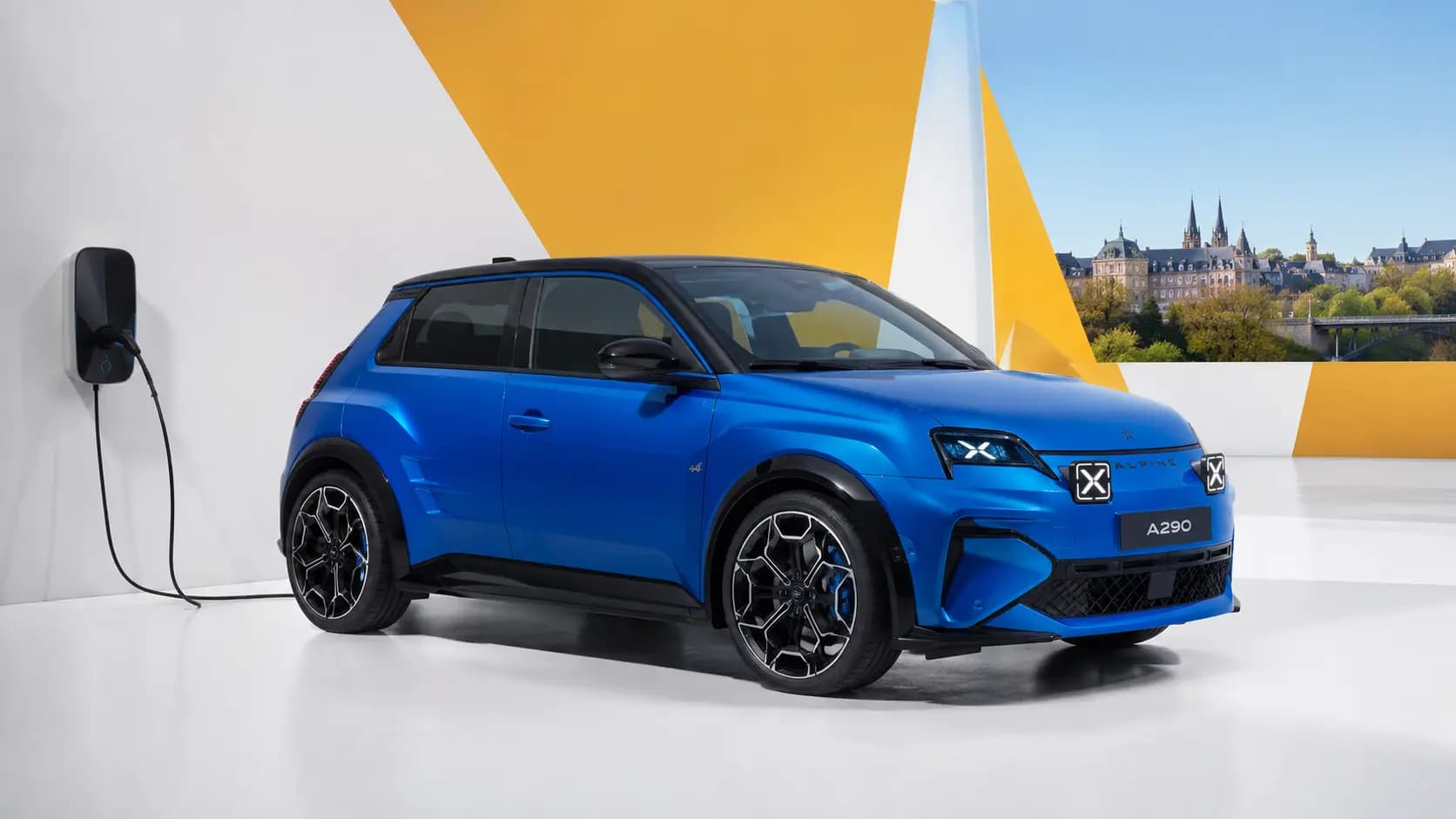 Elektrifiziertes Alpine-Modell an einer Ladesäule