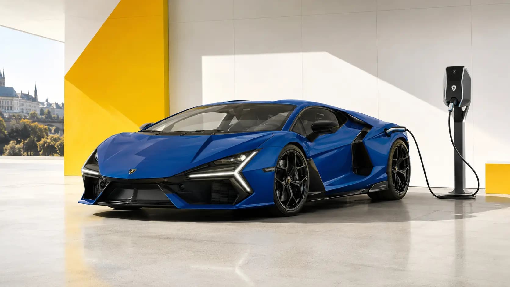 Elektrifiziertes Lamborghini-Modell an einer Ladesäule