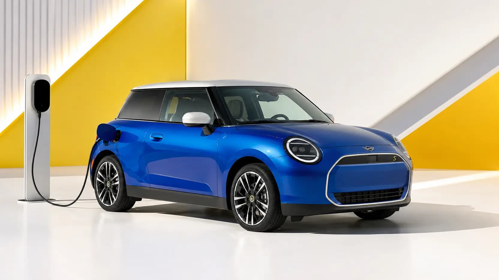 Elektrifiziertes MINI Modell beim Laden oder bereit zur effizienten Fahrt