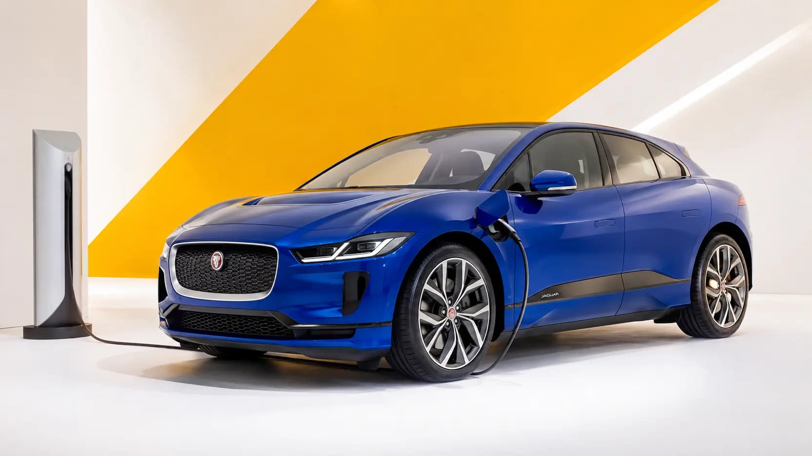 Modelo Jaguar eletrificado, ligado ou pronto para uma condução eficiente