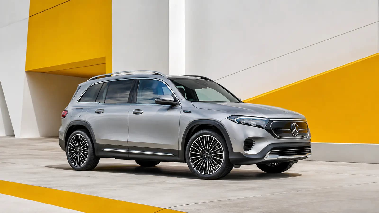 Mercedes EQB électrique dans un environnement urbain moderne