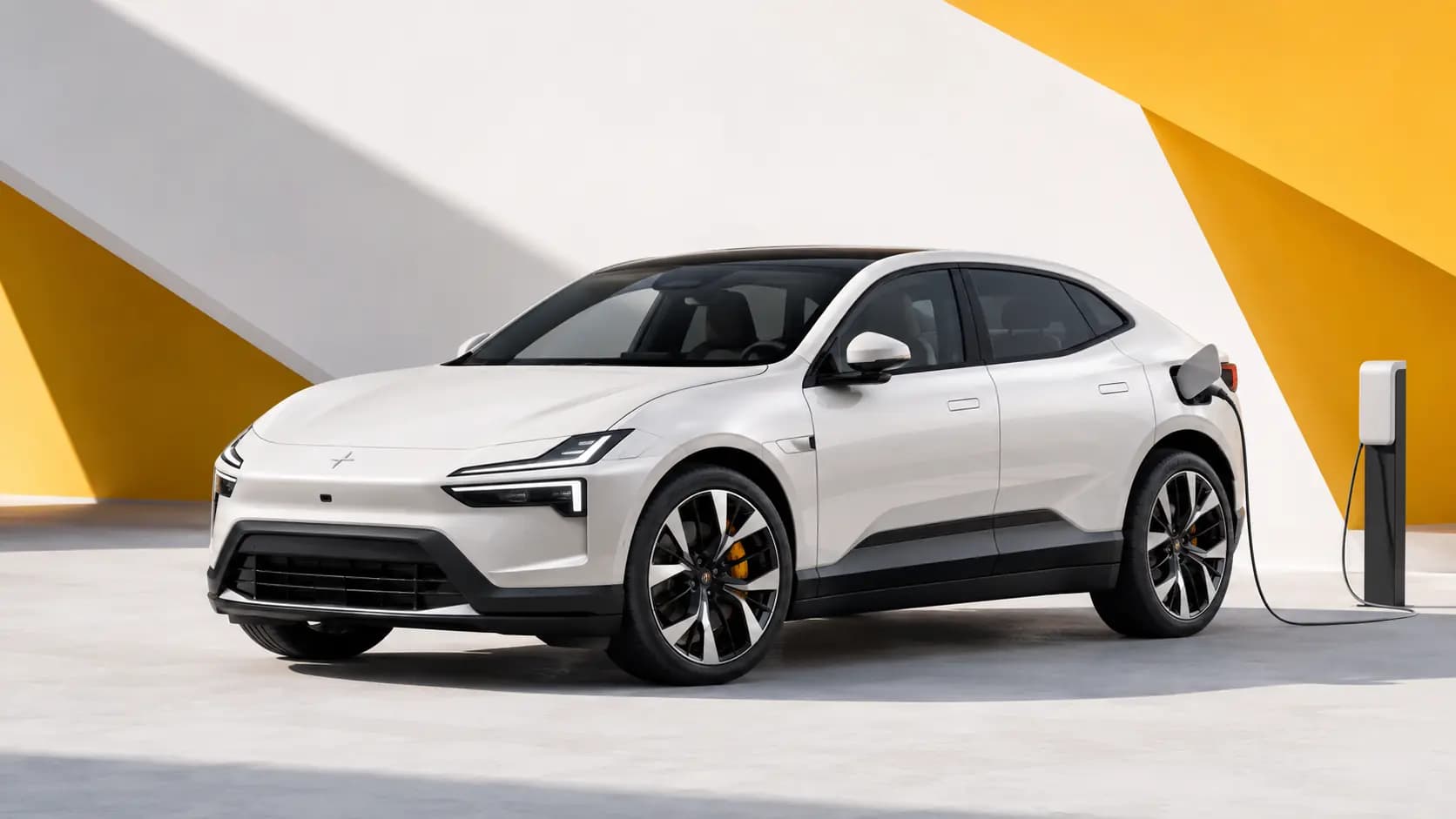SUV coupé elétrico Polestar 4 a carregar no Luxemburgo