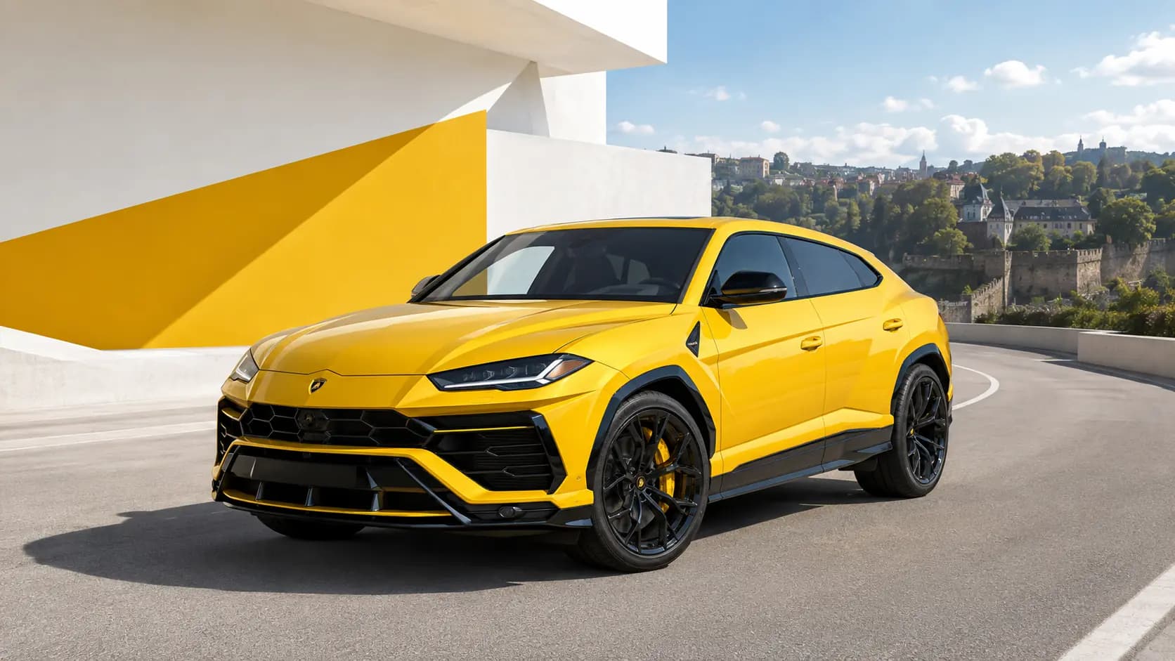 Lamborghini Urus auf einer landschaftlich reizvollen Straße in Luxemburg