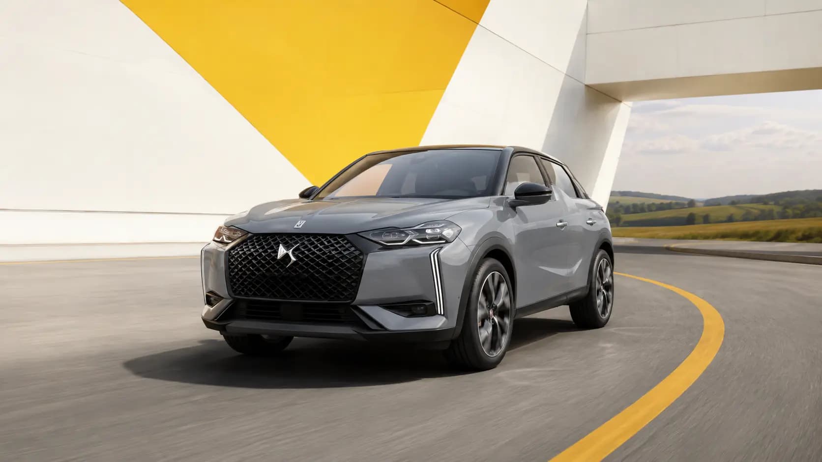 DS Automobiles DS3 roulant sur une route pittoresque du Luxembourg
