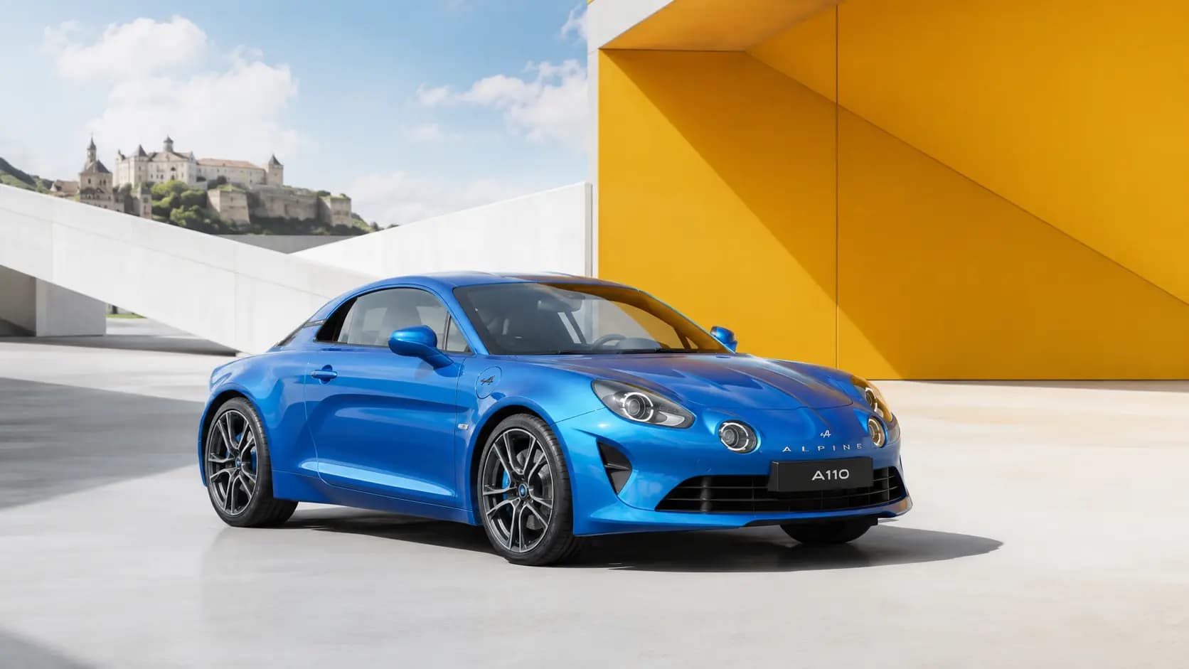 Alpine A110 auf einer landschaftlich reizvollen Straße in Luxemburg