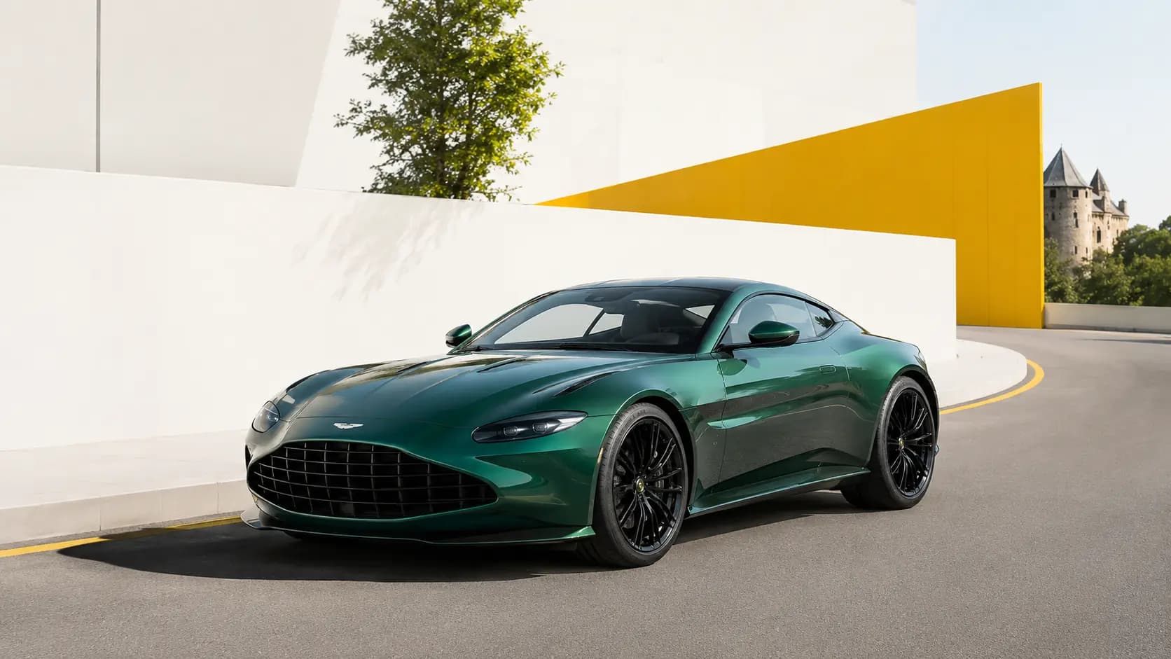Aston Martin V8 Vantage auf einer landschaftlich reizvollen Straße in Luxemburg